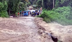 Nhiều khu vực ở Luzon, Visayas và Mindanao đã bắt đầu trải qua tình trạng lở đất, lũ lụt, mất điện do bão Trà Mi gây ra. (Ảnh: Inquirer.net)