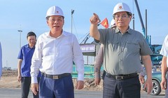 Thủ tướng Phạm Minh Chính kiểm tra tình hình triển khai dự án Trung tâm Hội chợ Triển lãm Quốc gia tại huyện Đông Anh. Ảnh: VGP/Nhật Bắc