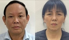 Bị can Nguyễn Đức Thái, cựu Chủ tịch Nhà xuất bản Giáo dục Việt Nam và Nguyễn Thị Thanh Thủy - cựu Trưởng Ban Kế hoạch Marketing Nhà xuất bản Giáo dục. Ảnh: Bộ Công an