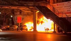 Khoảnh khắc quán cà phê bốc cháy khiến nhiều người tử vong.