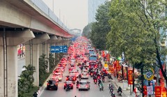 Đường phố Hà Nội “nghẹt thở” ngày làm việc cuối năm, tài xế không vội vàng