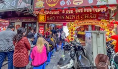 Giá vàng tăng cao nhưng người dân vẫn xếp hàng dài mua vàng. Ảnh minh họa.