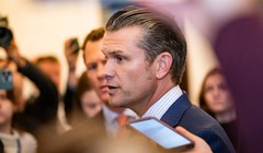 Ứng viên Bộ trưởng Quốc phòng Pete Hegseth rời cuộc họp với các Thượng nghị sĩ đảng Cộng hòa tại Điện Capitol Hoa Kỳ vào ngày 21/11/2024. Ảnh: Washington Post.