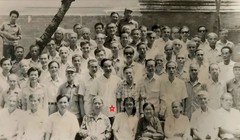 Đồng chí Vũ Oanh, Ủy viên Bộ Chính trị, nguyên Cục trưởng Cục Địch vận, TCCT (dấu *) cùng chỉ huy Cục Địch vận gặp mặt một số cán bộ "Tập kết ngược" tại Hà Nội năm 1980. Ảnh: Tư liệu CĐV.