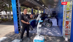 Sinh viên Việt Nam chế tạo Robot điểm danh, dẫn đường