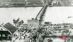 Lễ thượng cờ bên bờ Hiền Lương trong ngày hội thống nhất non sông. Ảnh Nguyễn Lê