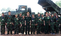 Ông Nguyễn Thanh Ngụ kiểm tra đơn vị pháo phản lực BM-21 Grad. Ảnh: NVCC.