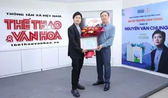 Tổng Biên tập Báo Thể thao và Văn hóa Nguyễn Thiện Thuật trao hoa và Bằng chứng nhận Đại sứ truyền cảm hứng cho Nhạc sĩ Nguyễn Văn Chung. Ảnh: BTC