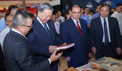 Tổng Bí thư Tô Lâm và các đại biểu tham quan các gian trưng bày tại Hội báo toàn quốc 2025.