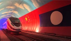 Đường sắt cao tốc Lào - Trung có chiều dài toàn tuyến hơn 1.000km, trong đó phần chạy trên lãnh thổ Lào dài hơn 420km nối thủ đô Viêng Chăn và cửa khẩu Boten nằm trên biên giới Lào - Trung. Ảnh: Tân Hoa Xã