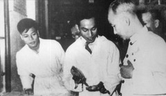 GS Đặng Văn Ngữ (giữa) đang thuyết trình với Bác Hồ nhân dịp Bác thăm Trường Y - Dược và Khoa Ký sinh trùng. Ảnh Tư liệu/SKĐS