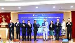 Ông Huỳnh Quang Liêm, Tổng Giám đốc VNPT và ông Cristiano Amon, Chủ tịch kiêm Tổng giám đốc Qualcomm thực hiện nghi lễ trao Thỏa thuận hợp tác chiến lược giữa hai Tập đoàn.