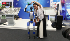 Robot của MISA tạo hình trái tim cùng khách tham quan