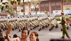 Rộn ràng phố phường, người dân hò reo chào đón các đoàn diễu binh