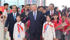 Tổng bí thư Tô Lâm cùng các đại biểu tới dự khai giảng năm học 2025 – 2026 và kỷ niệm 80 năm truyền thống ngành Giáo dục. Ảnh: VGP/Nhật Bắc