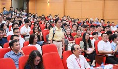 Tân bác sĩ nội trú Đặng Thị Ngọc Linh (áo vàng), top 5 điểm cao nhất, chọn chuyên ngành Nội tim mạch, tại trường Đại học Y Hà Nội, ngày 9/9. Ảnh: FB Trường Đại học Y Hà Nội.