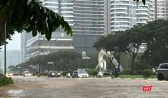 “Khu nhà giàu” ở Hà Nội ngập sâu, tài xế ô tô và xe máy chật vật vượt "biển nước" mênh mông