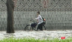 Một nữ sinh ướt hết quần áo khi di chuyển trên tuyến đường ngập sâu ở Hà Nội.