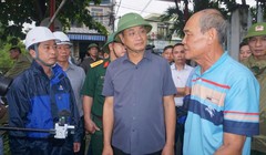 Bí thư Thành ủy Đà Nẵng Lê Ngọc Quang đi kiểm tra công tác phòng, chống bão số 12 tại khu vực “rốn lũ” đường Mẹ Suốt (phường Hòa Khánh).