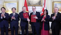 Tổng Bí thư Tô Lâm và Thủ tướng Liên hiệp Vương quốc Anh và Bắc Ireland Keir Starmer trao Tuyên bố chung về nâng cấp quan hệ Việt Nam - Anh lên Đối tác chiến lược toàn diện. Ảnh: Thống Nhất/TTXVN
