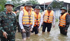 Tổng bí thư tới thăm, tặng quà, động viên người dân TP Huế vượt qua mưa lũ lịch sử