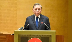 Tổng Bí thư Tô Lâm trao đổi, thông tin với đại biểu Quốc hội về một số điểm mới và những định hướng quan trọng trong dự thảo Văn kiện trình Đại hội đại biểu toàn quốc lần thứ XIV của Đảng. Ảnh: VGP