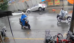 Clip: Khoảnh khắc camera nhà dân ghi cảnh hố tử thần nuốt 2 ô tô ở Đà Nẵng