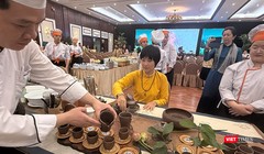 Nghệ nhân trình diễn thưởng thức trà tại sự kiện văn hoá “Hương trà xưa-Vị bánh cổ” lần đầu tiên tổ chức tại Đà Nẵng.