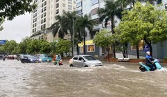 Những nguyên tắc an toàn không thể thiếu khi lái xe dưới trời mưa