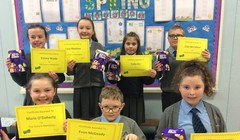 Trẻ em nhận giấy khen (Ảnh: GettyImages)