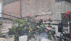 Sập nhà 3 tầng gần phố cổ Hà Nội khiến 2 người chết.