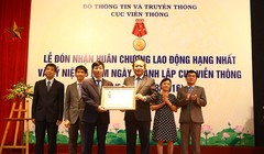 Bộ trưởng Bộ TT&TT Trương Minh Tuấn đã trao tặng Huân chương Lao động Hạng Nhất cho Cục Viễn thông- (Ảnh: mic.gov.vn).