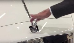 Biểu tượng Spirit of Ecstasy sẽ tự động thu lại khi gặp tác động.