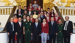 Thủ tướng Nguyễn Xuân Phúc chụp ảnh lưu niệm với Đoàn thể thao Việt Nam tham dự Olympic Rio 2016- (Ảnh: Zing).