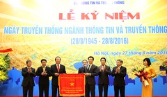 Ông Vũ Đức Đam, Ủy viên Ban chấp hành Trung ương Đảng, Phó Thủ tướng Chính phủ trao cờ Chính phủ cho Bộ TT&TT.