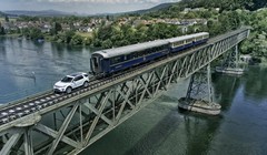 Land Rover Discovery Sport kéo đi đoàn tàu gồm 3 toa nặng đến hơn 100 tấn.