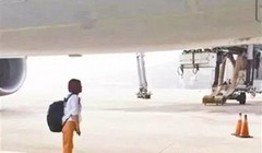 Người vợ "hiên ngang" đứng chặn máy bay - (Nguồn Internet)