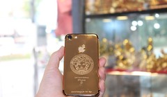 iPhone mạ vàng tạo hình biểu tượng thời trang Versace.