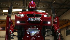 Xe BMW biến hình thành robot Transformer.