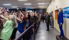Nhiều người đã quay lưng về phía bà Hillary để selfie - (Nguồn Vietnamplus)