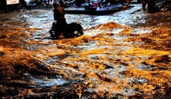 Người dân TP. HCM "bơi" trên đường khi triều cường - (Nguồn Internet)