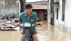 Các con hẻm dẫn vào nhà dân nước vẫn ngập quá đầu gối