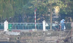 Nhiều đường ống đang xả thải thẳng ra Hồ Tây.