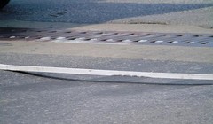 Được duy tu, bảo dưỡng với số kinh phí hàng chục tỷ đồng mỗi năm nhưng mặt cầu Thanh Trì vẫn biến dạng, xuất hiện nhiều sống trâu, vệt hằn lún.