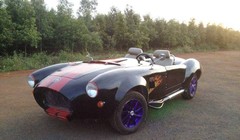 Chiếc xe chế Shelby Cobra sau khi hoàn thiện