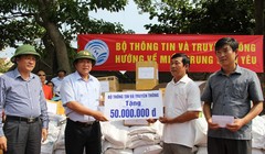 Bộ trưởng Bộ TT&TT đã đến thăm, động viên và tặng quà cho đồng bào bị thiệt hại nặng nề do thiên tai vừa xảy ra tại tỉnh Quảng Bình. 