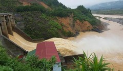 Thủy điện Hố Hô xả lũ khiến hàng ngàn hộ dân trên địa bàn huyện Hương Khê chìm trong biển nước.