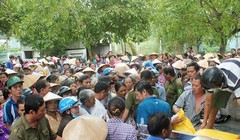 Gia đình trúng số của Vietlott tặng quà cho 1.500 người nghèo- (Ảnh: VTC).