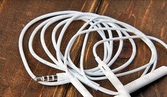 Các bụi bẩn trên dây tai nghe có thể được loại bỏ bằng cục tẩy.