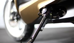 Chân chống nghiêng xe máy luôn được thiết kế ở bên trái xe (Ảnh: Internet)